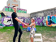 Zierliche Sch&ouml;nheit nach Sex im Park mit Sperma voll gespritzt!