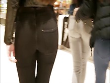 Hot ass in middle of jogging group