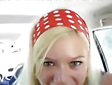 Une Blonde Excitée Dans La Voiture