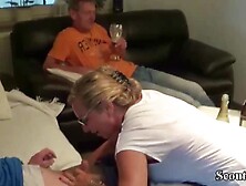 Deutsche Mutter fickt den Pizzajungen und der Mann guckt zu