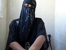 une beurette marocaine de Marseille laisse un homme éjaculer son sperme sur tout son hijab