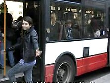 Esta loira quente gosta de engolir porra!