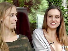 Heiße Österreicherin und heißes bayrisches Madl vergnügen sich vor Kamera - young busty lesbian babes makeout