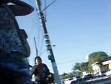 por baixo da saia e meio da pernas