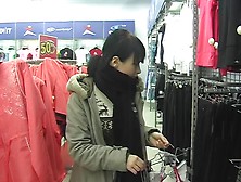 Engulfing 10-Pounder in public place is a turn on