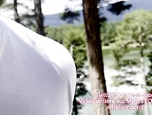 Tiny française fetish pieds basket sans chaussette elle sent des pieds et le fait jouir dessus