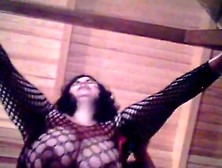 Garce aux gros seins se fait prendre par derriere