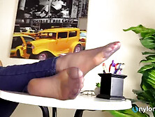 Un'adolescente Che Indossa Collant Ti Mette I Piedi In Faccia E Gioca Con Le Scarpe