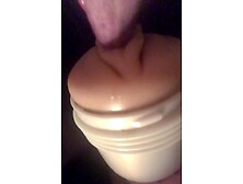 Je deviens excité pendant que je lèche sa chatte et me masturbe fleshlight
