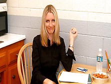 Emma Starr transando na sala dos professores com suas tatuagens